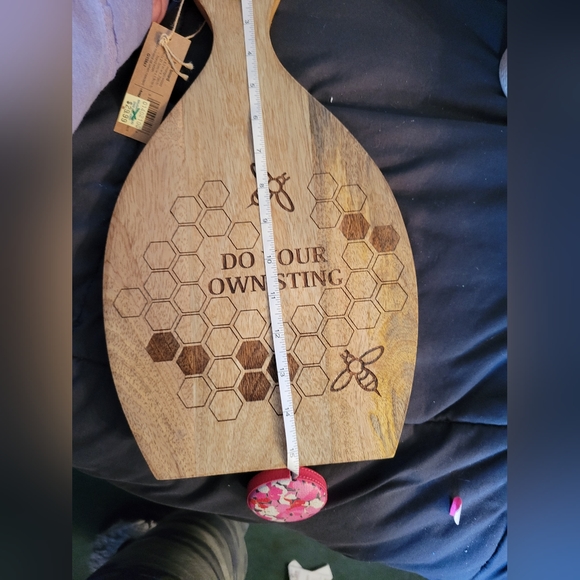 NWT cute bee board made out of mango wood - Picture 6 of 7
